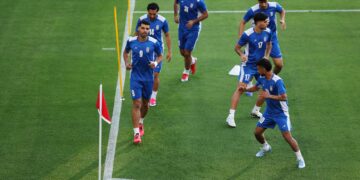 Penyerang Iran, Mehdi Taremi (depan) menjalani sesi latihan bersama rakan sepasukan di Pusat Latihan Centro Xoloitzcuintle, Tijuana, Mexico semalam sebagai persiapan menghadapi New Zealand dalam aksi pembukaan Kumpulan G Piala Dunia 2026 di Stadium SoFi, Los Angeles. - AFP
