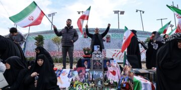 BEBERAPA penduduk mengibarkan bendera Iran di Dataran Revolusi, Teheran. - AFP