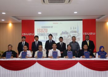 MAJLIS penyerahan trak Isuzu untuk menyokong pendidikan teknikal kepada tujuh institusi vokasional dan teknikal di Pahang dan Terengganu di Pekan, Pahang, semalam.