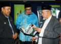 PENGARAH JAIPk, Datuk Harith Fadzilah Abdul Halim (dua dari kiri) bersama Presiden MAPIM, Mohd. Azmi Abdul Hamid pada Program Latihan Sukarelawan Masjid Daerah Kinta anjuran MAPIM di Institut Tadbiran Islam di Ipoh hari ini.
