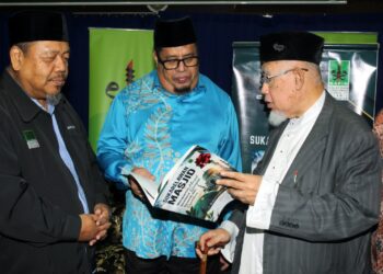 PENGARAH JAIPk, Datuk Harith Fadzilah Abdul Halim (dua dari kiri) bersama Presiden MAPIM, Mohd. Azmi Abdul Hamid pada Program Latihan Sukarelawan Masjid Daerah Kinta anjuran MAPIM di Institut Tadbiran Islam di Ipoh hari ini.