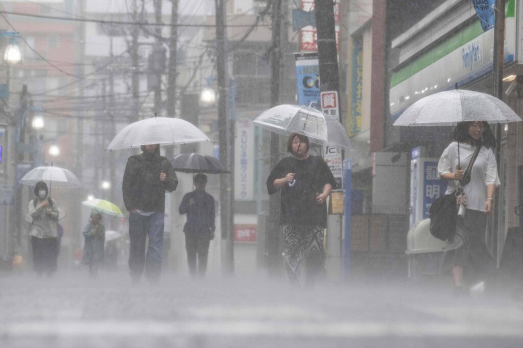 Tropical Storm Jangmi Hits Japan, Cancels 900 Flights