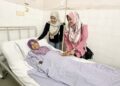 DR .Wan Immi Salim (kanan) menyantuni Jaslinda Saludin yang dirawat di Hospital Tapah. - GAMBAR IHSAN HOSPITAL TAPAH