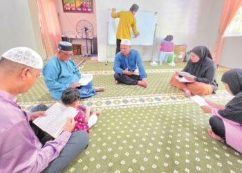 MOHD. Shahrul Firdaus Abdullah mengajar ilmu mukadam kepada murid mualaf di Surau Al-Hasanah Kampung  Orang Asli Sungai  Gapes, Sungai  Siput Selatan di Kampar. – Mingguan/AIN SAFRE BIDIN