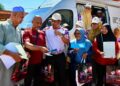 BADRUL Hisham Alias (tiga dari kiri) menyerahkan dokumen sijil kelahiran dan kad pengenalan baru kepada penerima pada Program Santuni Madani di Kampung Padang Tanjung, Bukit Payung, Kuala Terengganu, Terengganu. - UTUSAN/PUQTRA HAIRRY
