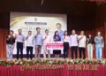 WONG Kah Woh (lima dari kiri) pada Majlis Apresiasi Kecemerlangan Akademik Ke-69 SMJK Ave Maria Convent di Ipoh hari ini. -UTUSAN/LIYANA RAMLI