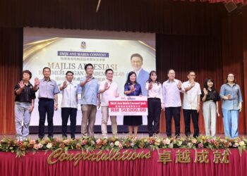 WONG Kah Woh (lima dari kiri) pada Majlis Apresiasi Kecemerlangan Akademik Ke-69 SMJK Ave Maria Convent di Ipoh hari ini. -UTUSAN/LIYANA RAMLI