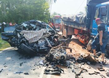 KEADAAN kereta Proton X50 yang remuk akibat bertembung dengan sebuah lori di Kampung Baru, Pinang Tunggal di Sungai Petani, Kedah, semalam.