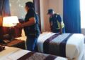 ANGGOTA penguat kuasa MBAS melakukan pemeriksaan terhadap sebuah hotel yang dilaporkan gagal mematuhi tahap kebersihan yang tular di media sosial dalam kejadian di Alor Setar.