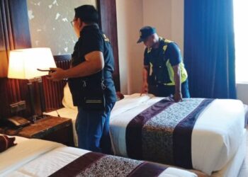 ANGGOTA penguat kuasa MBAS melakukan pemeriksaan terhadap sebuah hotel yang dilaporkan gagal mematuhi tahap kebersihan yang tular di media sosial dalam kejadian di Alor Setar.
