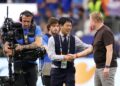 PENGENDALI Belanda, Ronald Koeman (kanan) bersalaman dengan rakan sejawatannya dari Jepun, Hajime Moriyasu sejurus tamat perlawanan yang menyaksikan kedua-dua pasukan seri 2-2 di Stadium Dallas, semalam. - AFP