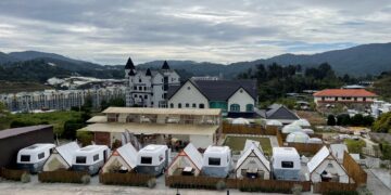 STELLAR Glampsite menawarkan penginapan berkonsepkan ala karavan, khemah dan kotej.