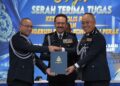 MOHD. Yusri Hassan Basri (tengah) menyaksikan serah terima tugas jawatan Ketua Polis Perak antara Datuk Noor Hisam Nordin (kiri) dan Datuk Mohd. Alwi Zainal Abidin di Mes Pegawai Kanan Perak di Ipoh hari ini.