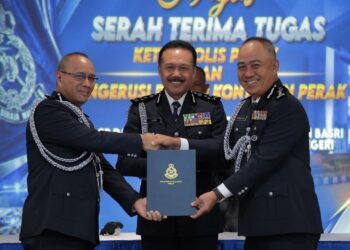 MOHD. Yusri Hassan Basri (tengah) menyaksikan serah terima tugas jawatan Ketua Polis Perak antara Datuk Noor Hisam Nordin (kiri) dan Datuk Mohd. Alwi Zainal Abidin di Mes Pegawai Kanan Perak di Ipoh hari ini.