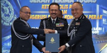 MOHD. Yusri Hassan Basri (tengah) menyaksikan serah terima tugas jawatan Ketua Polis Perak antara Datuk Noor Hisam Nordin (kiri) dan Datuk Mohd. Alwi Zainal Abidin di Mes Pegawai Kanan Perak di Ipoh hari ini.