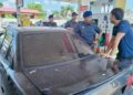 HANIF Yusabra Yusuf (dua kanan) ketika pemantauan bersama anggotanya di sebuah stesen minyak di Pengkalan Kubor, Tumpat, Kelantan. - UTUSAN/ROHANA ISMAIL
