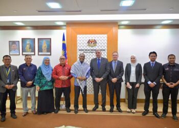 ZAMBRY Abdul Kadir ketika menerima kunjungan hormat daripada Duta Besar Palestin ke Malaysia, Jehad Alqedra, di Kementerian Pendidikan Tinggi, Putrajaya.