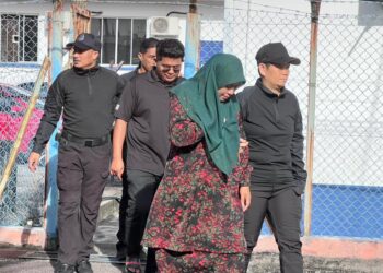 ANGGOTA polis membawa Siti Wan Safiah (dua dari kanan) dan Abdul Azizi Syakir (dua dari kiri) untuk didakwa atas pertuduhan menyimpan lembu curi di Mahkamah Majistret Pasir Puteh, Kelantan.