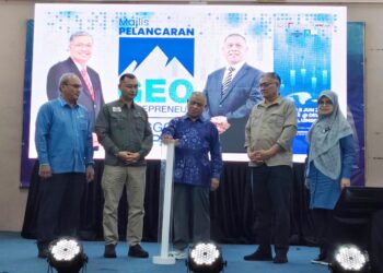 SAARANI Mohamad (tengah) menyempurnakan pelancaran GeoEntrepreneur Lenggong UNESCO Global Geopark di Dewan Merdeka Lenggong di Lenggong hari ini.