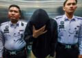 ASRIZAL Hisham Khalid dibawa ke Mahkmah Majistret Kuala Terengganu. - UTUSAN/PUQTRA HAIRRY