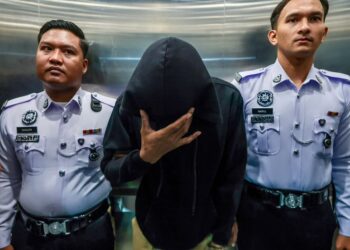 ASRIZAL Hisham Khalid dibawa ke Mahkmah Majistret Kuala Terengganu. - UTUSAN/PUQTRA HAIRRY