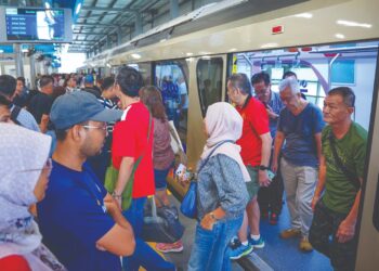 SELAIN pekerja, warga emas juga tidak melepaskan peluang merasi pengalaman menaiki LRT-Laluan Shah Alam yang baru dibuka. - UTUSAN / SADDAM YUSOFF