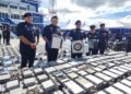 HAFEZUL Helmi Hamzah (dua dari kiri) dan Razlam Ab Hamid (tengah) menunjukkan barang kes bitcoin yang dilupuskan di IPD Perak Tengah di Seri Iskandar, Parit hari ini.