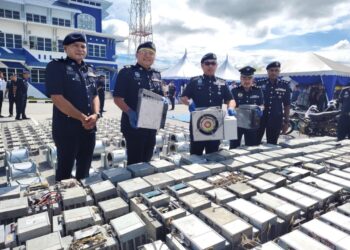 HAFEZUL Helmi Hamzah (dua dari kiri) dan Razlam Ab Hamid  (tengah) menunjukkan barang kes bitcoin yang dilupuskan di IPD Perak Tengah di Seri Iskandar, Parit hari ini.