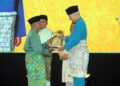 SULTAN Nazrin Muizzuddin Shah menyampaikan Anugerah Tokoh Maal Hijrah 2026 peringkat negeri Perak kepada Wan Zahidi Wan Teh di Ipoh, Perak.