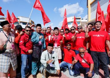 Penyokong Pakatan Harapan (PH) melaungkan slogan reformasi semasa mengiringi calon bagi kerusi Dewan Undangan Negeri (DUN) Machap, Nur Hafiz Roslan di hadapan Dewan Muafakat, Kompleks Pentadbiran Majlis Daerah Simpang Renggang, di sini.