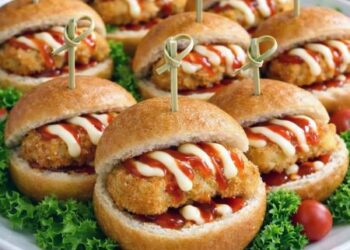 Pau Goreng dengan inti yang lebih premium, iaitu Bolognese Daging, Karbonara Ayam dan Kari Kentang dijual dengan harga RM10 sebekas.