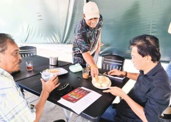 AHMAT ASHAR melayan pelanggan yang mahu menikmati menu istimewa roti di kedainya.