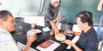 AHMAT ASHAR melayan pelanggan yang mahu menikmati menu istimewa roti di kedainya.