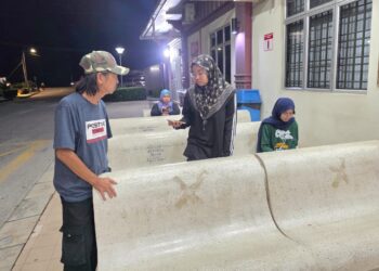 HASZMAN Othman (kiri) dan dua anak Jaslinda Saludin semasa di Hospital Tapah semalam. - UTUSAN/AIN SAFRE BIDIN