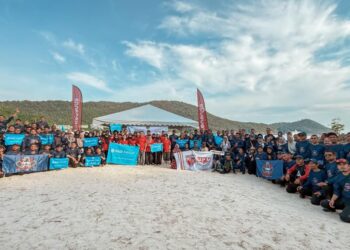 LEBIH 100 sukarelawan tempatan dan antarabangsa merakam gambar kenangan selepas berjaya mengumpulkan 354.68 kg sisa marin di Pantai Teluk Dalam, Pulau Redang.