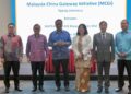 REEZAL Merican Naina Merican (tengah) semasa majlis menandatangani perjanjian kerjasama antara Matrade dengan CAIQ di Menara Matrade di sini semalam.