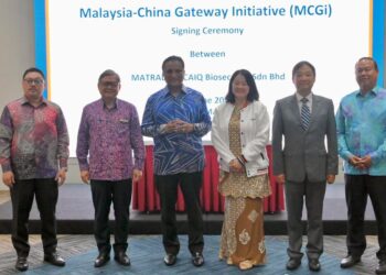 REEZAL Merican Naina Merican (tengah) semasa majlis menandatangani perjanjian kerjasama antara Matrade dengan CAIQ di Menara Matrade di sini semalam.