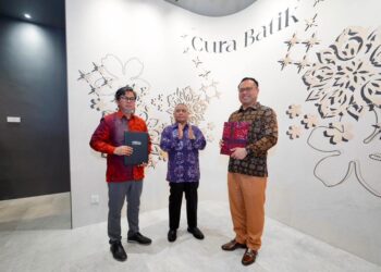 SAARANI Mohamad (tengah) pada perasmian Butik Cura Batik dan pelancaran Amanjaya Travels Sdn. Bhd. di Basco Avenue @ Kepayang di Ipoh hari ini.
