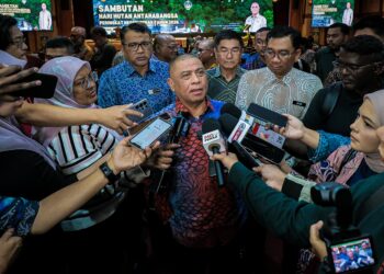 SAARANI Mohamad bercakap kepada pemberita pada Majlis Sambutan Hari Hutan Antarabangsa peringkat negeri di Dewan Bankuet, Pejabat Setiausaha Kerajaan Negeri di Ipoh hari ini.
