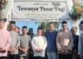 SAARANI Mohamad (tengah) bersama pengunjung dan penganjur pada Karnival Selamanya Di Hati 3.0 dan Temasya Pasar Pagi Sungai Bayor di Selama, hari ini. – UTUSAN/WAT KAMAKL ABAS