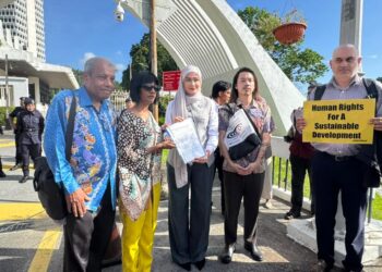 PENYERAHAN memorandum dari wakil Parti Sosialis Malaysia kepada YB Young Syefura Othman (tengah) di hadapan pintu masuk Parlimen hari ini.