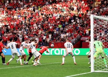 PEMAIN MESIR, Trezeguet menanduk masuk gol ketiga ketika membantu pasukannya menewaskan New Zealand 3-1 dalam aksi Kumpulan G Piala Dunia 2026 di Vancouver, semalam. - AFP