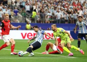MESSI meraikan gol keduanya ketika membantu Argentina menewaskan Austria 2-0 sekali gus memecahkan rekod penjaring terbanyak sepanjang zaman Piala Dunia dengan 18 gol pada aksi Kumpulan J di Stadium Dallas, Arlington awal pagi tadi. – AFP