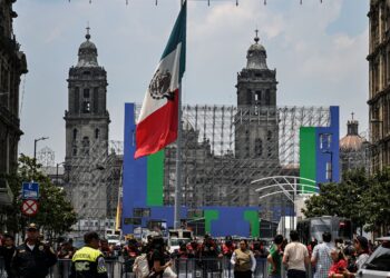 ANGGOTA polis mengawal keadaan bagi menghalang berlakunya rusuhan di Dataran Zocalo menjelang aksi Piala Dunia 2026 di Mexico City, baru-baru ini. - AFP