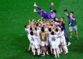 PEMAIN Mexico melambungkan penjaga gol mereka, Guillermo Ochoa susulan kejayaan mereka menewaskan Republik Czech 3-0 dalam aksi terakhir peringkat kumpulan. - AFP