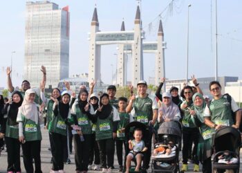 SEBAHAGIAN peserta acara MILO® Malaysia Breakfast Day 2026 di Jambatan Angkat, Kuala Terengganu.