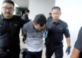 HARRIS Mohd Abd Nasir didakwa atas tuduhan membunuh rakannya, dibawa keluar dari Mahkamah Majistret Ayer Keroh, hari ini. - UTUSAN/AMRAN MULUP
