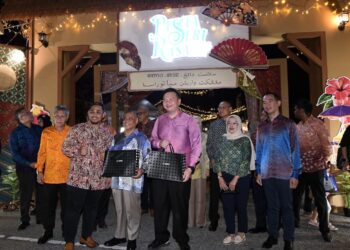 CHIEW Choon Man (tiga dari kanan) mengiringi Saarani Mohamad (empat dari kanan) pada Festival Budaya Malaysia @ Perak 2026 (FBM@Perak) di Dataran Bulatan Sultan Azlan Shah di Ipoh hari ini. - UTUSAN/ZULFACHRI ZULKIFLI