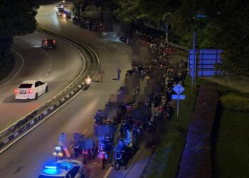 SEBAHAGIAN individu yang ditahan untuk diperiksa dalam Op Bersepadu Motosikal di Jalan Jelapang-Silibin, Ipoh hari ini.