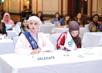 NURLINA Arappe (kiri)  mengikuti sesi perkongsian dan perbincangan bersama delegasi antarabangsa sempena Young Professional Fellowship (YPF) Australia 2026.